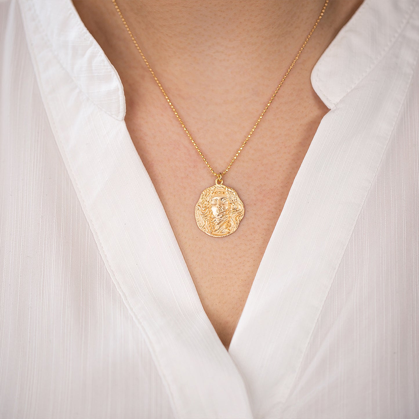 Antik Helen Kadın Figürlü Kabartmalı Madalyon Eskitme Kolye